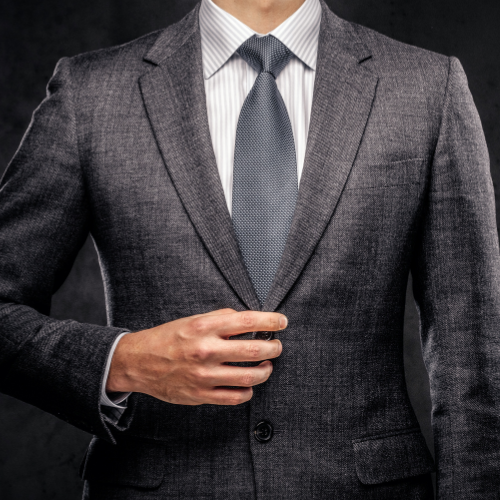 Man i kostym – guide till tvättning och skötsel