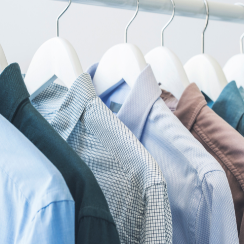 Skjortor hängande – guide till att tvätta kläder
